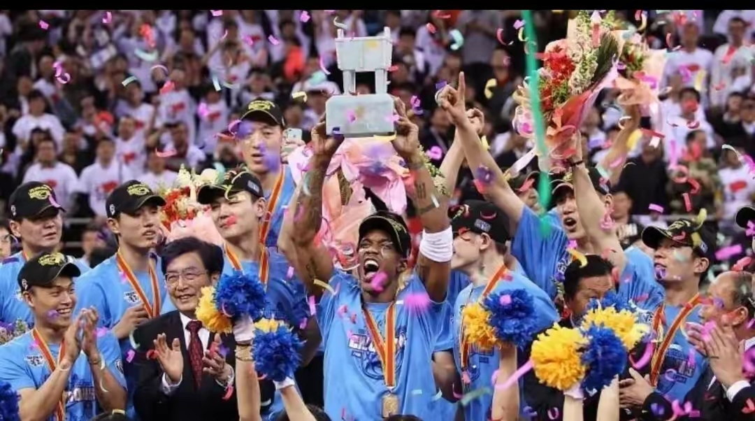 包含曼联观众热烈欢呼！，Rookie迎来三赛季出色发挥气势如虹延续的词条